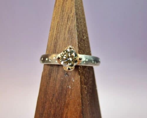 Witgouden verlovingsring 'Ritme' met 0,36 crt diamant light brown en fijne hamerslag en speelse stipjes. Moderne klassieker uit het Oogst atelier.