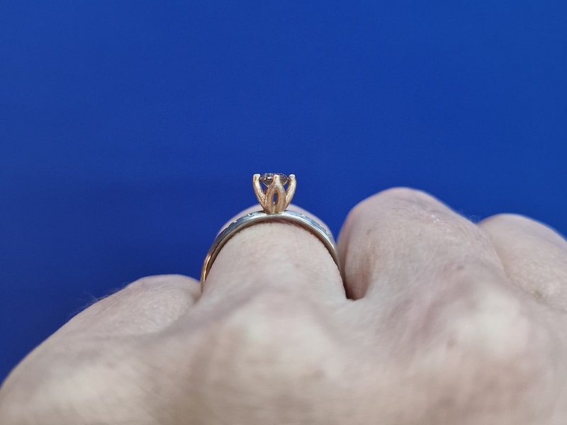 White gold engagement ring 'Rhythm' with a 0,36 ct diamond light brown with fine hammering and playful dots. Modern classic created in the Oogst studio. Seen on the finger, from the side.