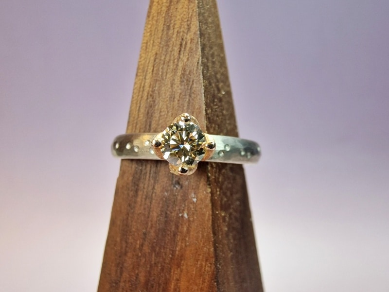 Witgouden verlovingsring 'Ritme' met 0,36 crt diamant light brown en fijne hamerslag en speelse stipjes. Moderne klassieker uit het Oogst atelier.