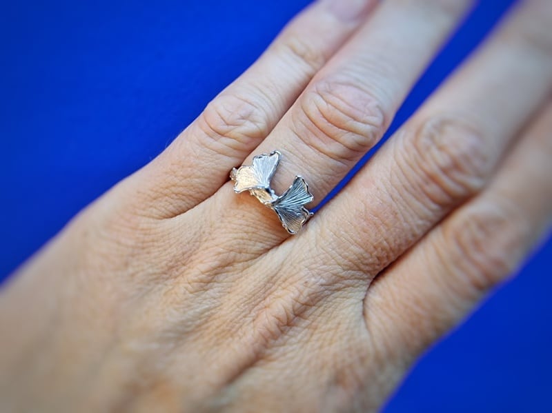 Zilveren takjes ring 'Ginkgo' met twee vrolijke Ginkgo Biloba blaadjes. Gezien om de vinger. Uit het Oogst goudsmid atelier in Amsterdam.