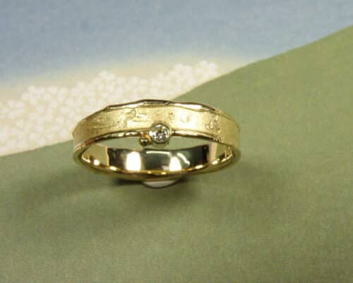 Geelgouden verfijnde Erosie ring met een diamantje en besje. Uit het Oogst atelier.