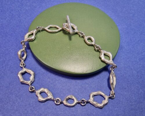 Zilveren armband uit de Amorf & Hoekig serie. Vloeiende vormen, schakelarmband uit het Oogst atelier.