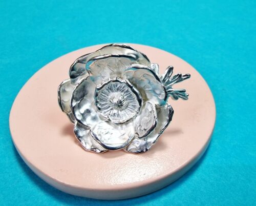 Anemoon ring, stoere zilveren bloem ring uit het Oogst atelier. Maandbloem van november.