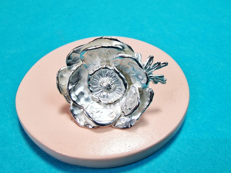 Anemoon ring, stoere zilveren bloem ring uit het Oogst atelier. Maandbloem van november.
