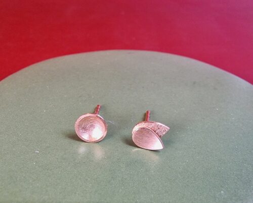 Roodgouden oorbellen 'Blaadjes' en 'Cirkel' uit de Oogst collectie. Speelse stekers, een verfijnde stijlvolle basic, handgemaakt in het Oogst atelier.