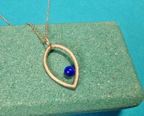 Druppel hanger met Lapis Lazuli in roségoud, aan een kettinkje. Ontwerp uit het Oogst atelier.