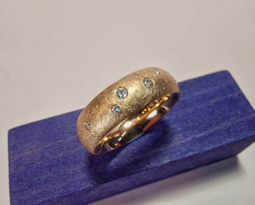 Eenvoud Sterrenhemel ring. Roodgouden ring met diamanten. Uit het Oogst atelier.