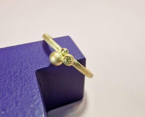 Geelgouden ring 'Bessen' met diamant. Tijdloze ring uit het Oogst atelier.