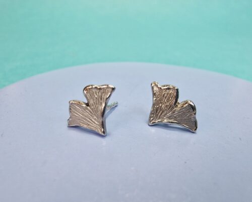 Ginkgo blaadjes. Witgouden oorbellen met stekers. Onmisbaar paar uit het Oogst atelier.