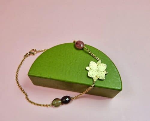 In Bloei armband geelgoud met warme tinten toermalijn ertussen. Verfijnde armband uit het Oogst atelier.