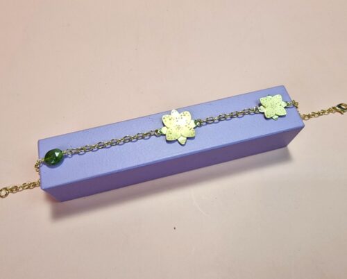 In Bloei armband geelgoud met groene toermalijn ertussen. Oogst ontwerp. Maatwerk. Bloempjes van eigen goud vervaardigd.