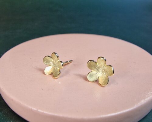 Geelgouden vergeet-me-nietjes oorbellen. Maandbloem van september. Strak ontwerp uit het Oogst atelier.