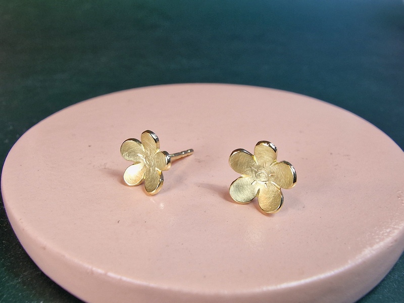 Geelgouden vergeet-me-nietjes oorbellen. Maandbloem van september. Strak ontwerp uit het Oogst atelier.