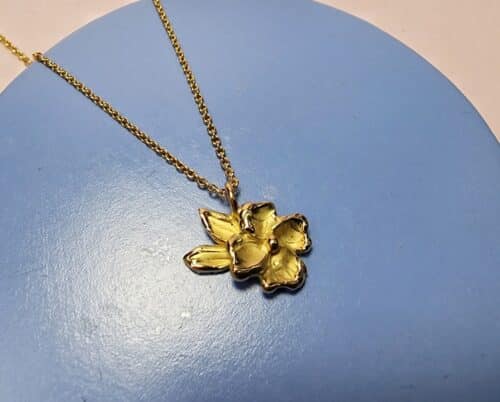 Japonais geelgouden bloesem en blaadjes hanger aan een kettinkje. Ontwerp uit het Oogst atelier.