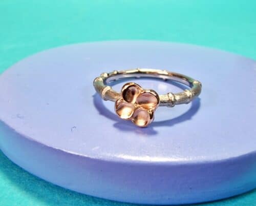 Japonais ring. Witgouden bamboe ring met roodgouden bloesem. Verfijnde ring uit het Oogst atelier.