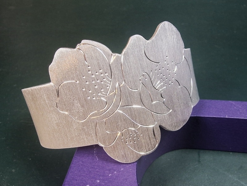Zilveren klemarmband uit de Japonais serie met elegante handgravure van bloesem. Uitgesproken kloeke armband uit het Oogst atelier.