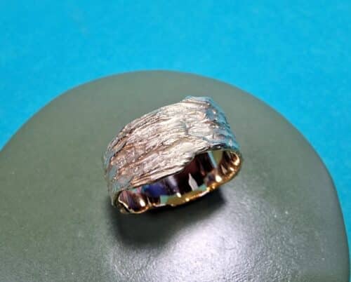 Kust ring. Geelgouden stoere brede ring uit het Oogst atelier.