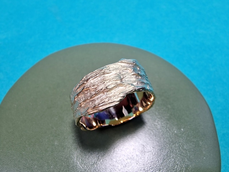 Kust ring. Geelgouden stoere brede ring uit het Oogst atelier.
