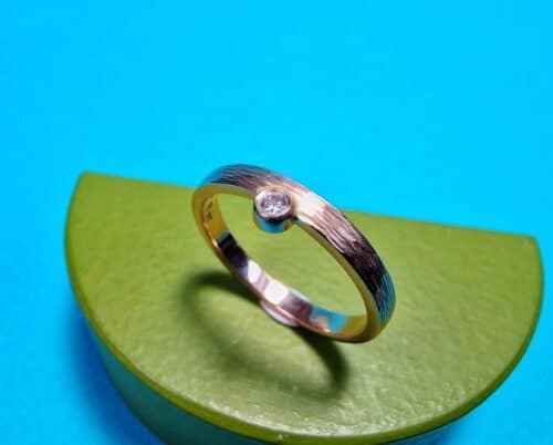 Ritme ring roodgoud met 0,05 ct diamant aan zijkant. Oogst Original. Verlovingsring.
