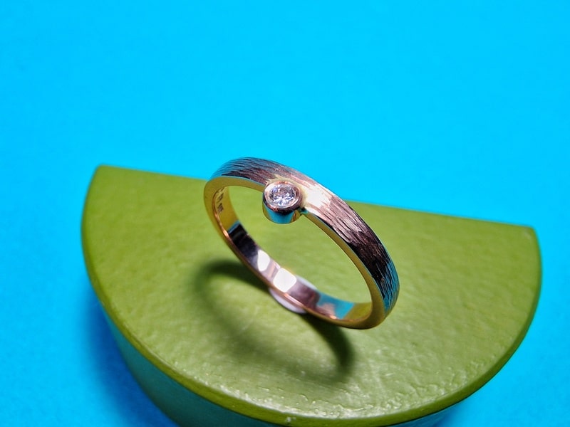 Ritme ring roodgoud met 0,05 ct diamant aan zijkant. Oogst Original. Verlovingsring.