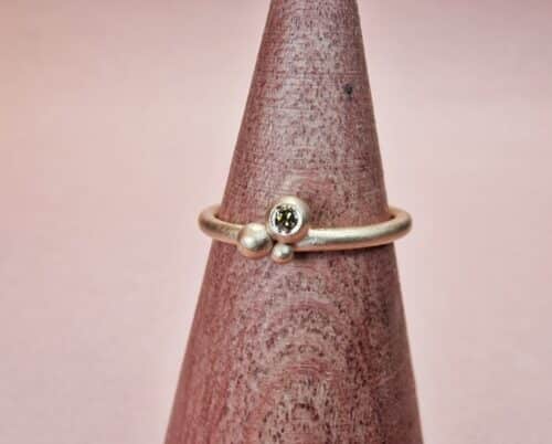 Roodgouden strakke ring 'Bessen' met met bruine diamant. Verfijnd ontwerp met subtiele twinkeling uit het Oogst atelier.