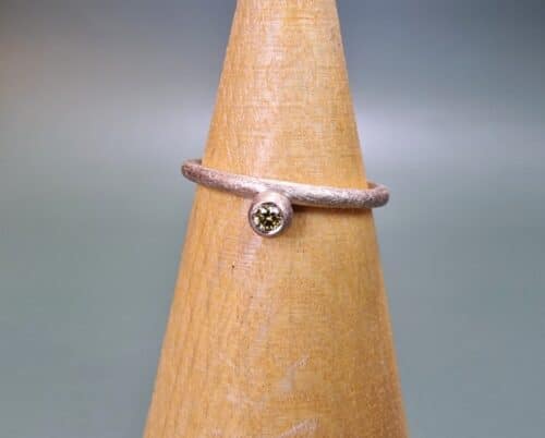 Roségouden strakke ring 'Bessen' met olijf diamant. Verfijnd ontwerp met subtiele twinkeling, kan als aanschuifring. Handgemaakt in het Oogst atelier.
