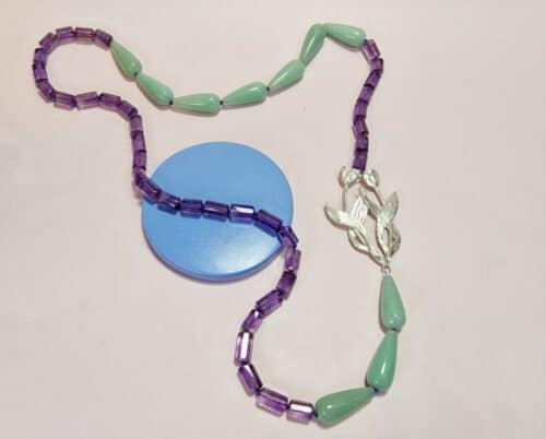 Tulp collier. Zilveren bloemen ketting met aventurijn en amethist. Lang edelsteencollier uit het Oogst atelier. Uit de 'In bloei' serie. Eenmalig ontwerp.