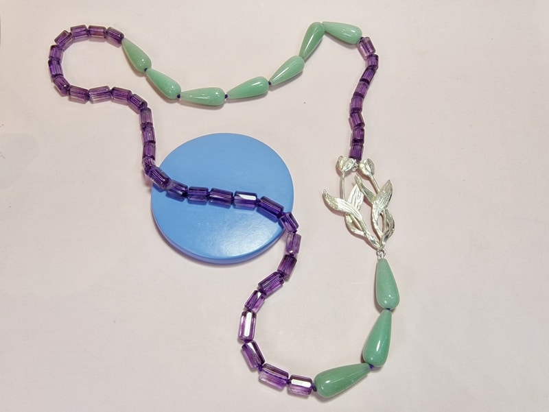 Tulp collier. Zilveren bloemen ketting met aventurijn en amethist. Lang edelsteencollier uit het Oogst atelier. Uit de 'In bloei' serie. Eenmalig ontwerp.