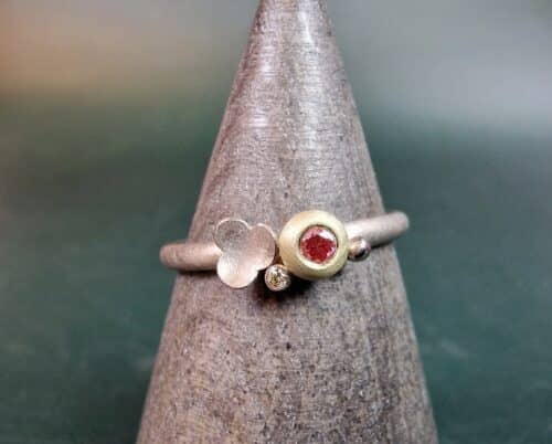 Verzameling ring in witgoud met bloempje, roze diamant, besje en diamant. Oogst Original.