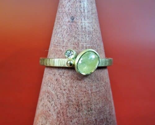 Verzameling ring met spitse hamerslag, een ovale natural diamant, een besje en een briljant geslepen diamant. Oogst Original. Verfijnde stijlvolle basic.