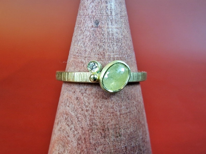 Verzameling ring met spitse hamerslag, een ovale natural diamant, een besje en een briljant geslepen diamant. Oogst Original. Verfijnde stijlvolle basic.