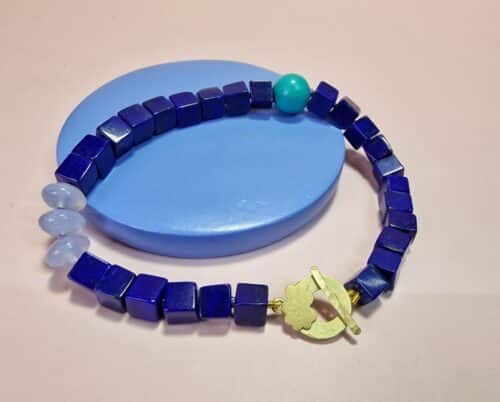 Wolk armband met edelstenen. Met calcedoon, lapis lazuli en turkoois. Speelse armband met geelgouden sluiting uit het Oogst atelier.