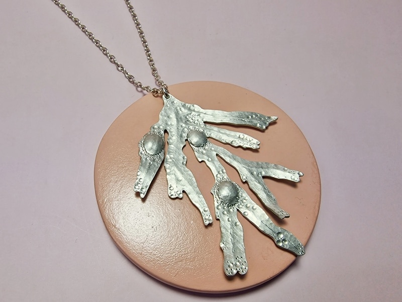 Stoere Zeewier hanger in zilver. Gedragen aan een ketting. Robuust ontwerp uit de 'a wee bit of Scotland' serie van Oogst Amsterdam.
