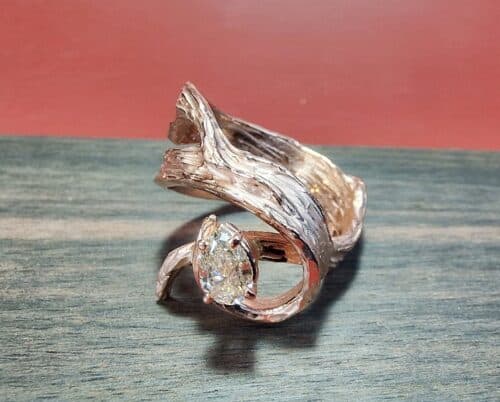 Roodgouden 'Bladeren' ring met fraaie spiraal en een sprankelende 0,51 peervormige diamant champagne. Eenmalig ontwerp uit het Oogst atelier.
