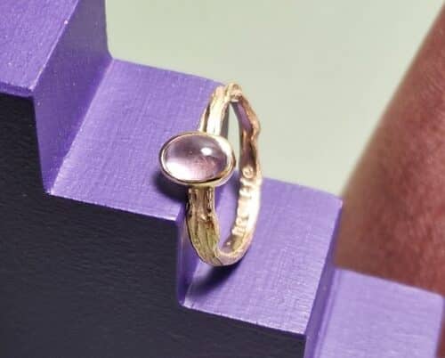 Geelgouden ring met ovale amethist uit de Twist serie van Oogst Goudsmeden. Geboortecadeau.
