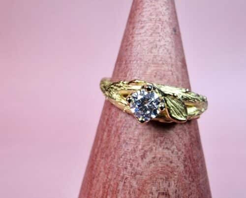 Geelgouden verlovingsring Takje met blaadje en 0,26 ct briljant gelspen diamant. Uit het Oogst atelier. Boomgaard serie.