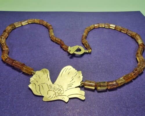 Geelgouden Klaproos collier met Imperial topaas. Maandbloem van augustus. Uit de 'in bloei' serie van het Oogst atelier.