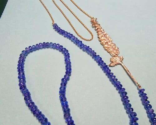 Collier Ridderspoor roodgoud met tanzaniet snoer. Maandbloem van juli. Moderne klassieker van Oogst .