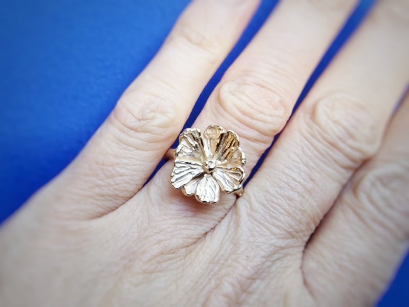Cosmea Ring roségouden takje met bloem uit de In Bloei serie van Oogst. Maandbloem oktober. Gezien om de vinger