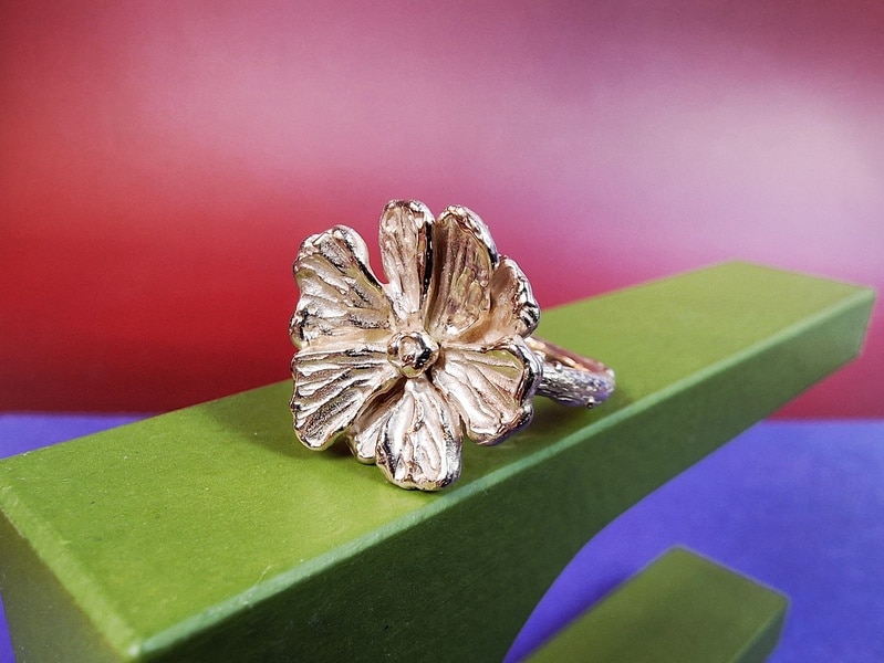Rosé golden ring with Cosmos flower. Birth month flower of October. From the 'in bloom' series. Playful and quirky design by Oogst Amsterdam