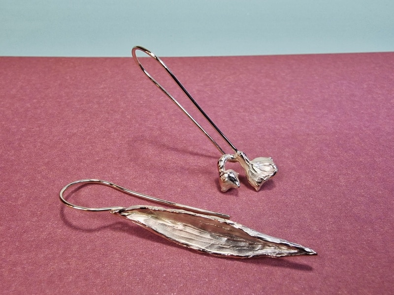 Oorsieraden Lelietje-van-dalen in geelgoud. Maandbloem van mei. Levendig asymmetrisch paar. Ontwerp van Oogst.