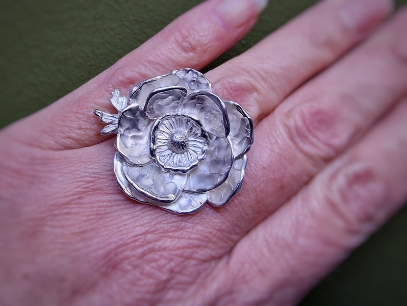 Anemoon ring, stoere zilveren bloem ring uit het Oogst atelier. Maandbloem van november. Gezien om de vinger.