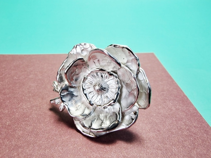 Anemoon ring, stoere zilveren bloem ring uit het Oogst atelier. Maandbloem van november. Bloem details.