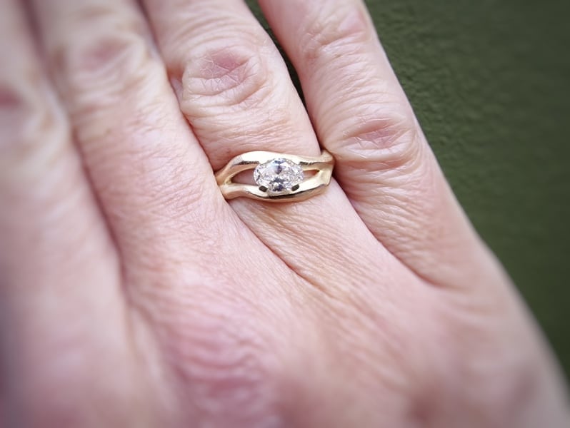 Ring Golf in geelgoud met een sprankelende ovale 0,55 ct diamant. Om de vinger gedragen. Oogst Original.