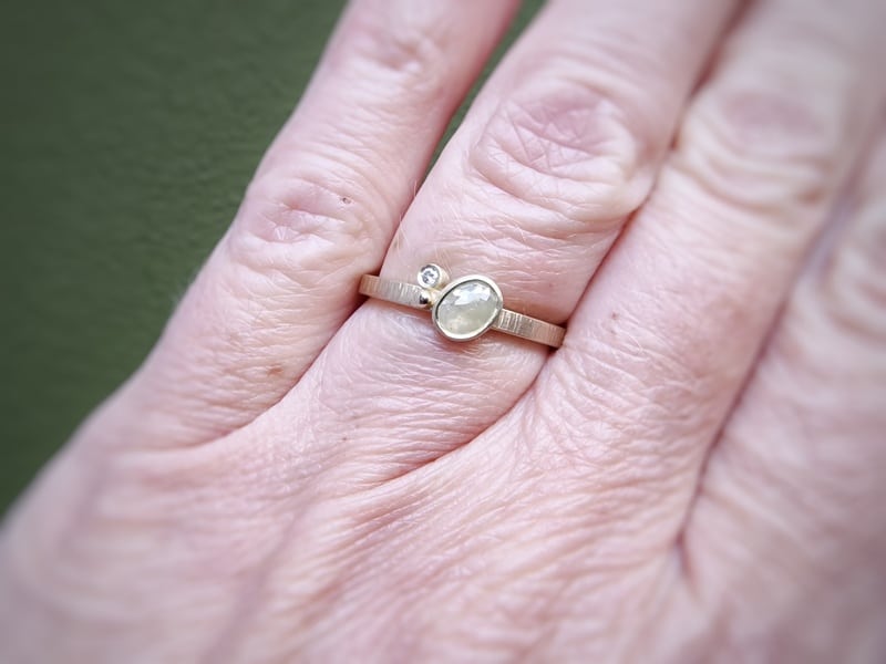 Ring 'Verzameling' in geelgoud met diamanten. Ontwerp van Oogst Sieraden, om de vinger gedragen.