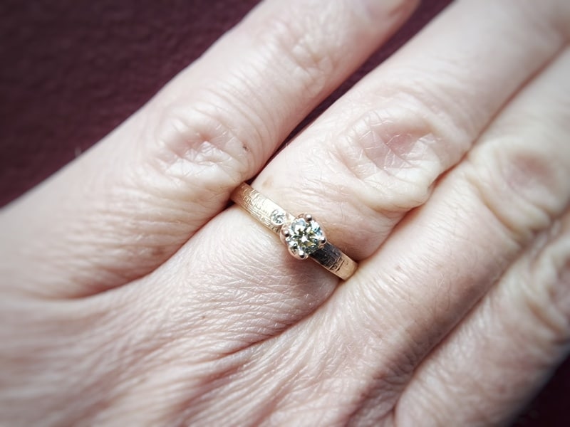 Roségouden verlovingsring Ritme met 0,27 ct en 0,03 ct briljant geslepen diamanten cape. Met hamerslag. Gedragen om vinger.