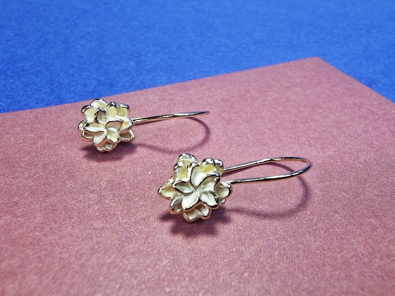 Geelgouden oorsieraden met Dahlia bloemen, de maandbloem van augustus. Oogst Goudsmeden in Amsterdam.