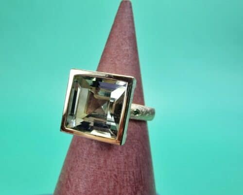 Geelgouden kloeke ring met Prasioliet en groene diamant uit de 'Carré' serie van Oogst.