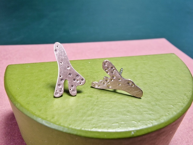 Rosé golden ear studs Seaweed from our 'a wee bit of Scotland' series. Sleek shape and dots texture. Designed by Oogst.