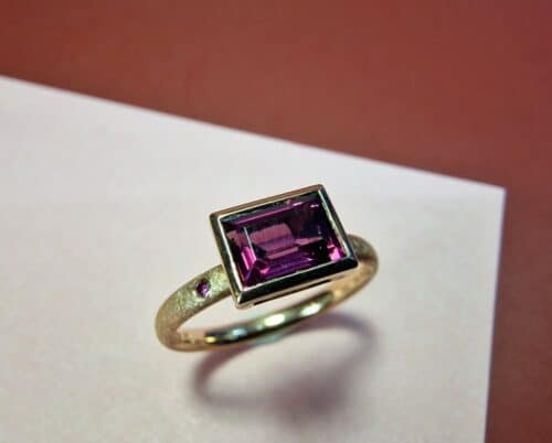 Roségouden ring met een rhodoliet en pink diamant ernaast gezet. Granaat is de geboortesteen van januari. Oogst Original.